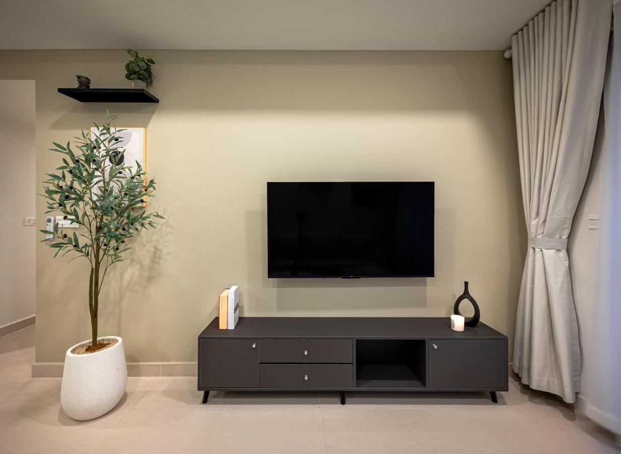 Luxury Modern, D1, 3 King Brs+2wc, 300m Bui Vien Apartment